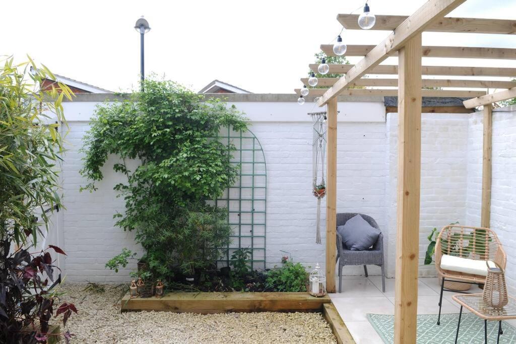 Light Filled Mid- Century 3 Bed Cottage In Dulwich Лондон Экстерьер фото