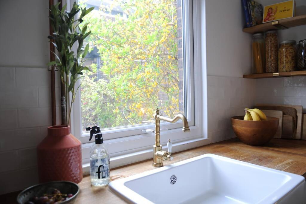 Light Filled Mid- Century 3 Bed Cottage In Dulwich Лондон Экстерьер фото